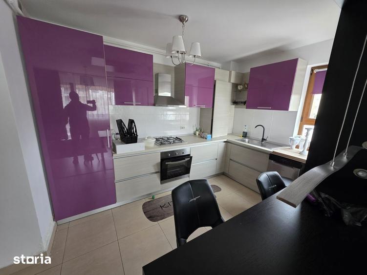 Apartament cu 3 camere decomandat în Tractorul