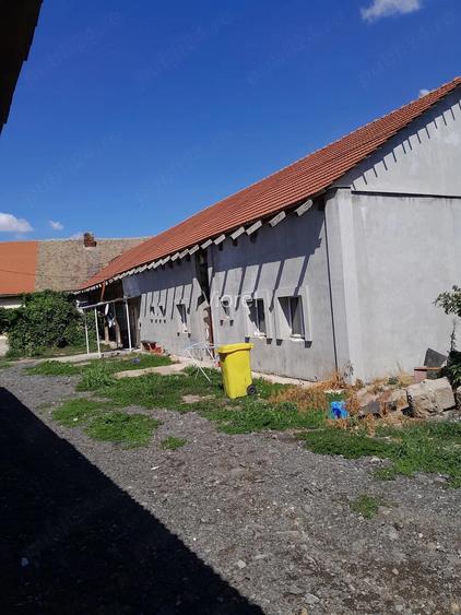 Vand complex imobiliar in Deta,zona centrala