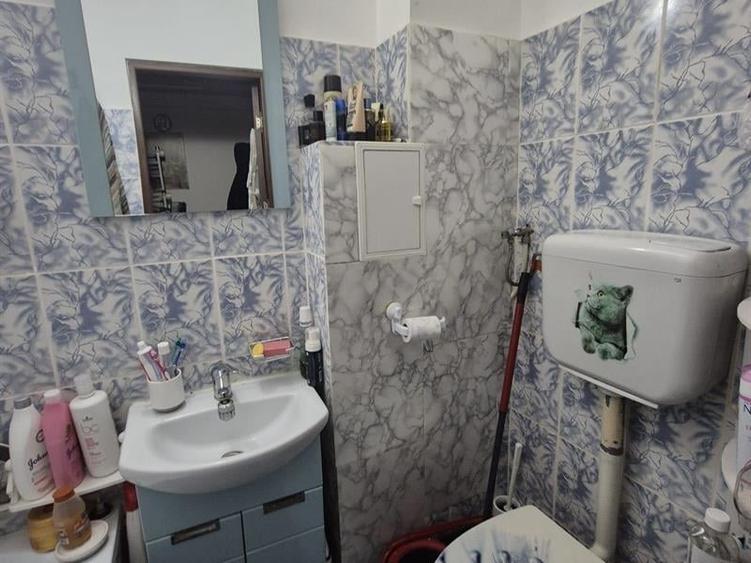 Apartament cu 3 camere semidecomandat, mobilat în Valea Rosie