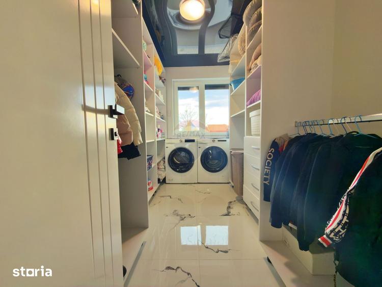 Casă cu 5 camere cu Teren 382 Mp în Zimandu Nou