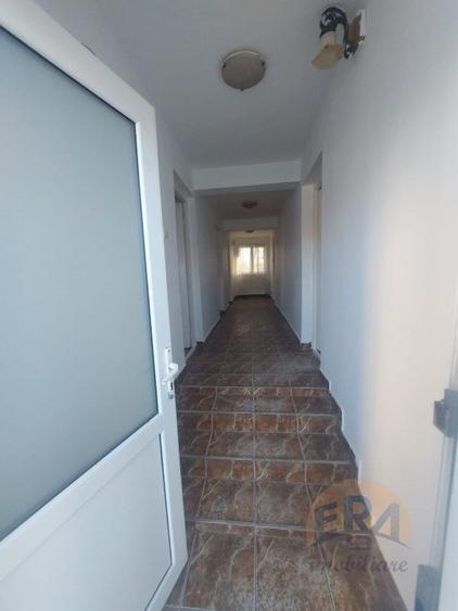 Casă individuală cu 9 camere cu Canalizare în Ineu