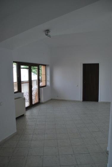 Casă cu 8 camere cu Teren 250 Mp în Domenii