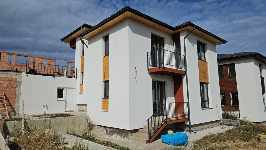 Casă individuală cu 4 camere cu Canalizare în Dezmir