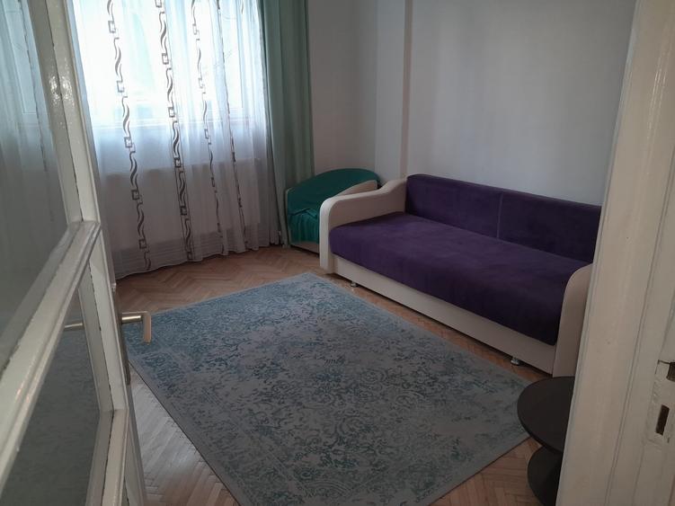 Apartament cu 3 camere semidecomandat, mobilat în Tineretului
