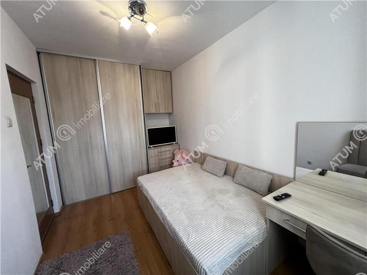 Apartament cu 3 camere semidecomandat, mobilat în Mihai Viteazul