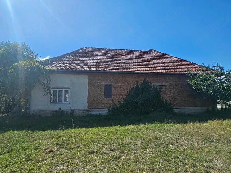 Casă cu 4 camere cu Teren 1500 Mp în Ștei