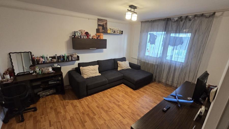 Apartament cu 2 camere decomandat în Rovine