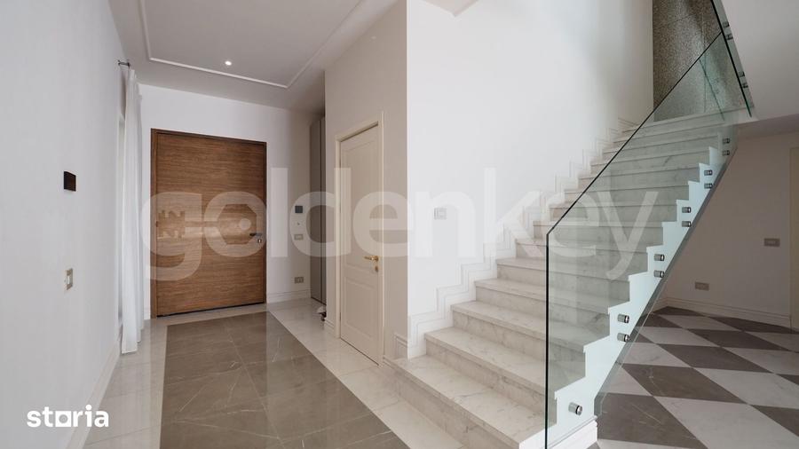 Casă cu 7 camere cu Teren 550 Mp în Central