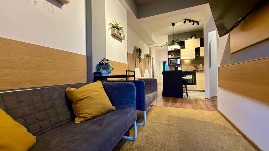 Apartament cu 4 camere decomandat, mobilat în Universitate