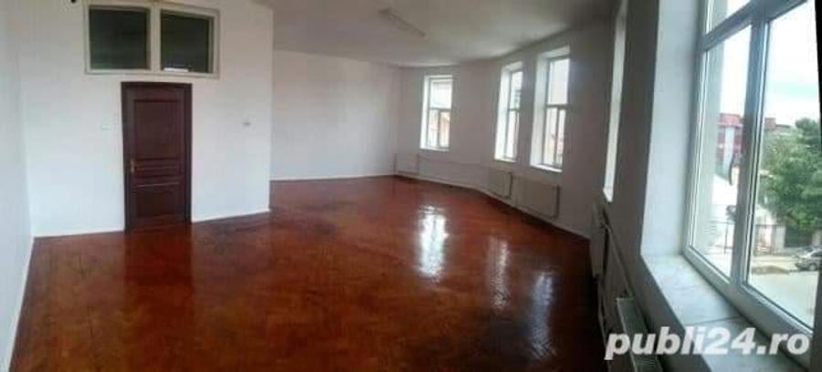 Casă cu 6 camere cu Teren 629 Mp în Tineretului