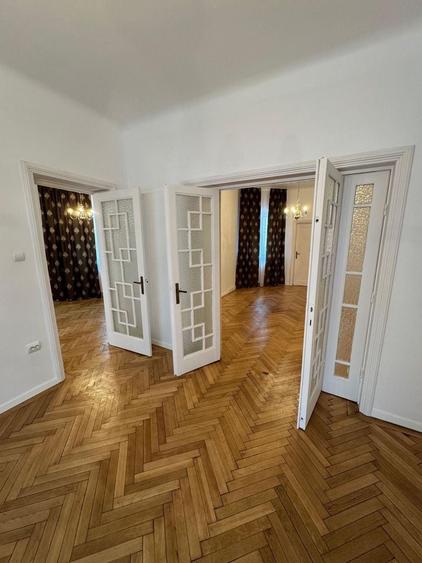 Apartament cu 3 camere circular în P-ța Unirii