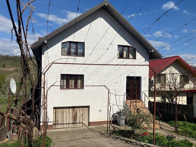 Casă cu 8 camere cu Garaj în Holboca