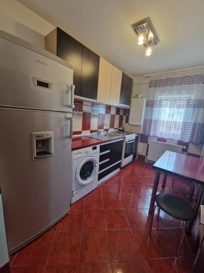 Apartament cu 3 camere semidecomandat, mobilat în Ipotești