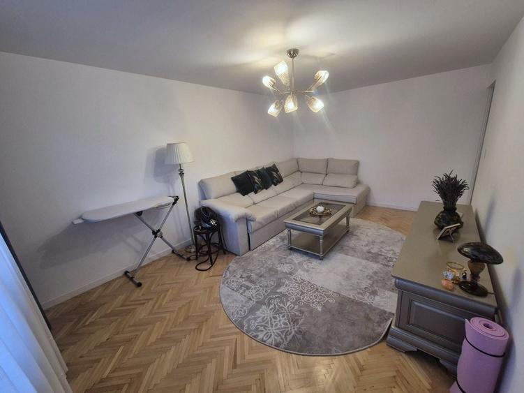 Apartament cu 3 camere decomandat în Ampoi 3