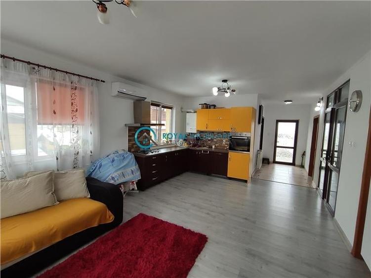 Casă individuală cu 6 camere cu Canalizare în Traian