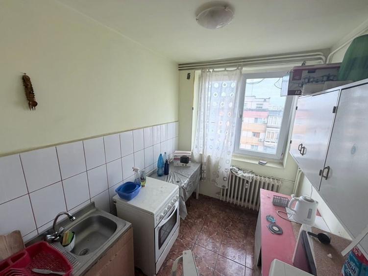 Apartament cu 3 camere semidecomandat, mobilat în Lujerului