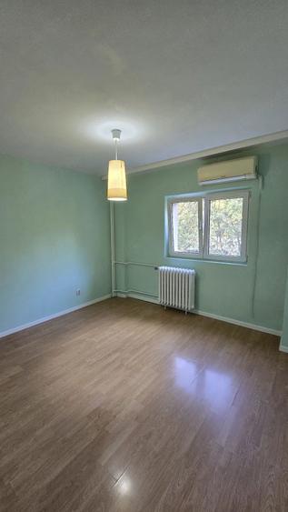 Apartament cu 4 camere semidecomandat în Teiul Doamnei