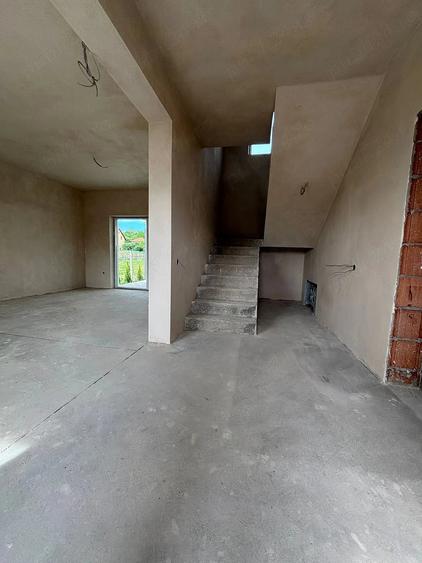 Casă cu 4 camere cu Teren 350 Mp în Exterior Vest