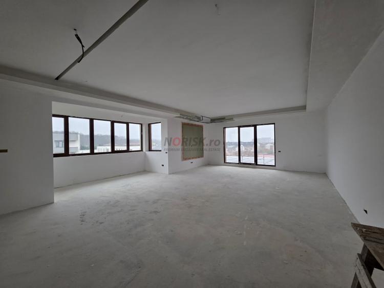 Apartament cu 4 camere semidecomandat în Pipera
