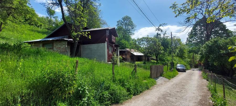 Casă individuală cu 2 camere cu Teren 1745 Mp în Comarnic
