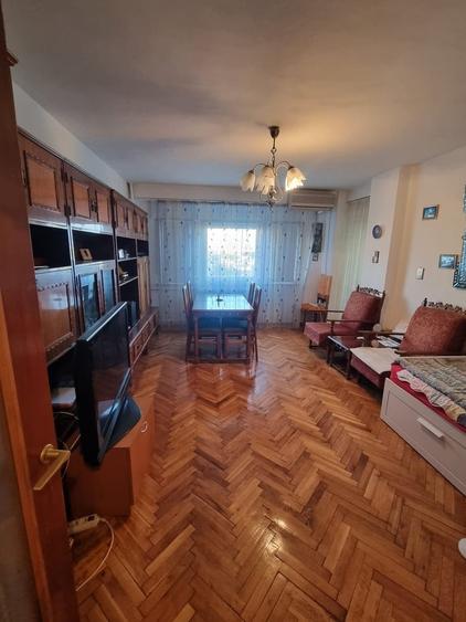 Apartament cu 3 camere decomandat în Libertății