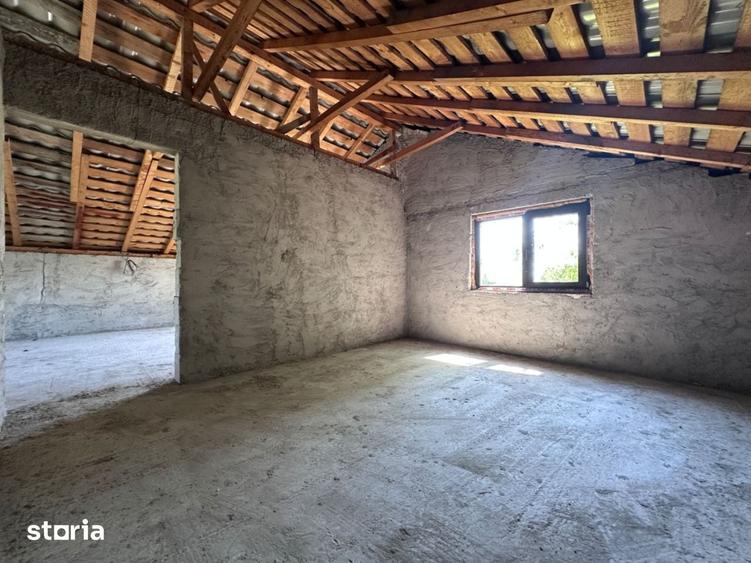 Casă cu 4 camere cu Teren 396 Mp în Comișani