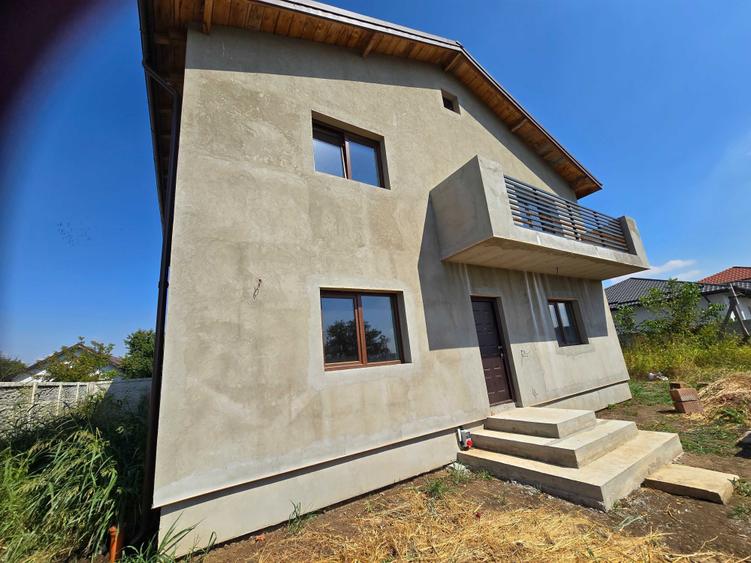 Casă cu 4 camere în Brănești