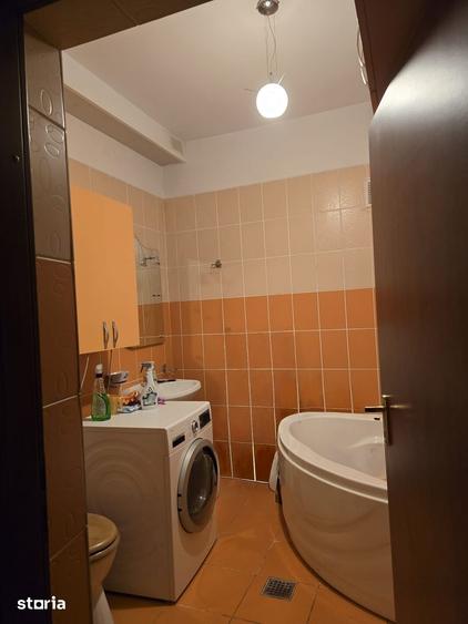 Casă cu 9 camere cu Teren 245 Mp în Apărătorii Patriei