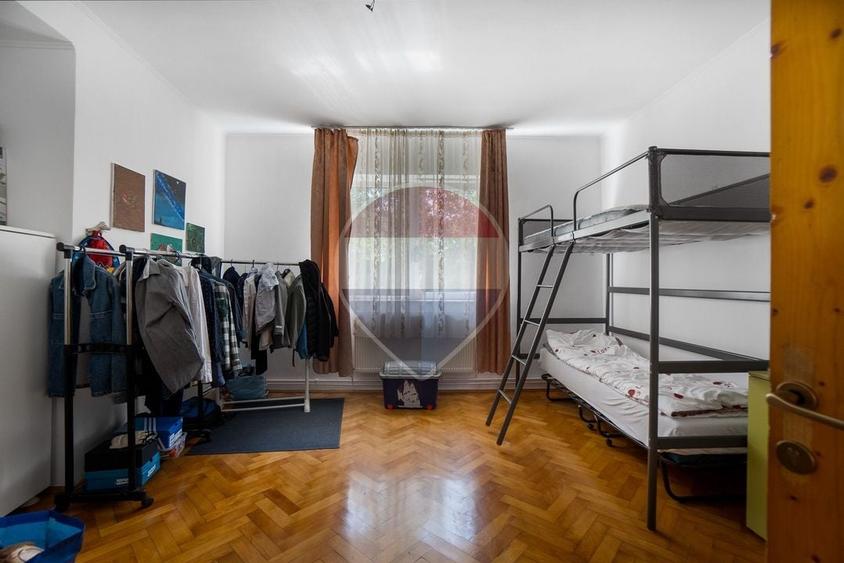 Casă individuală cu 7 camere cu Teren 835 Mp în Cristian