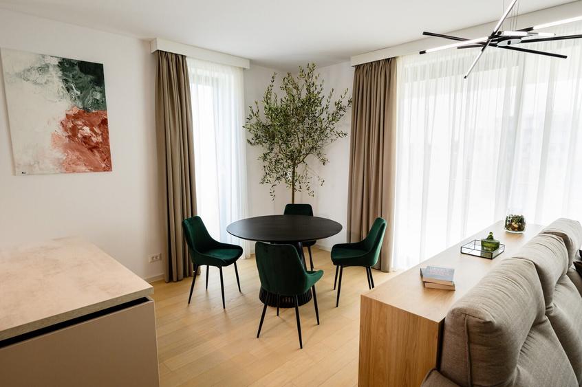 Apartament cu 4 camere decomandat, mobilat în Băneasa