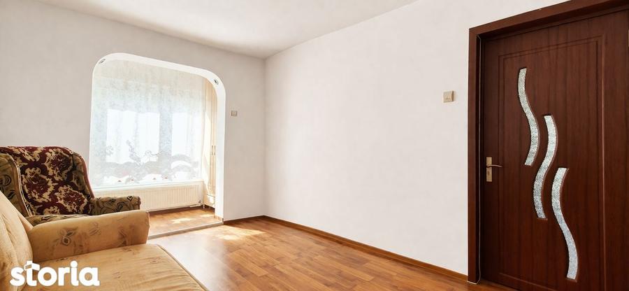 Apartament cu 3 camere decomandat în Petros
