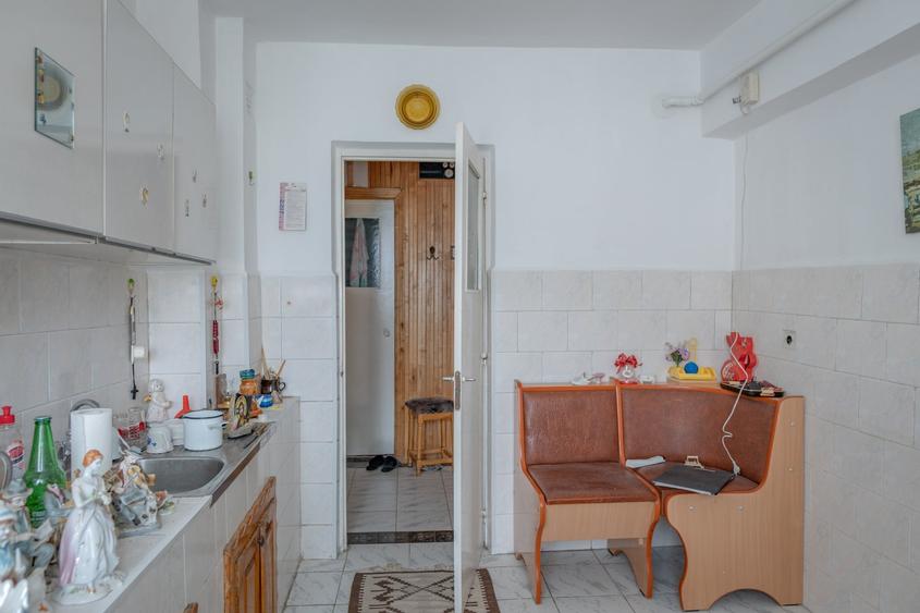 Apartament cu 3 camere decomandat, mobilat în Moinești