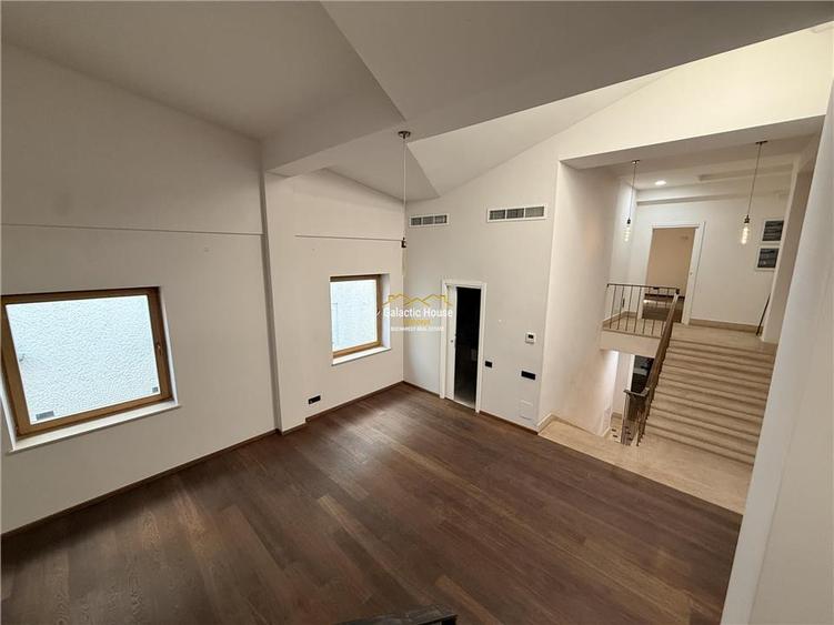 Casă cu 9 camere cu Teren 200 Mp în Central