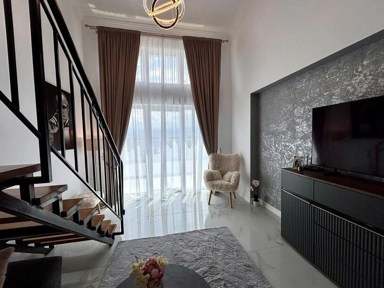 Apartament cu 5 camere decomandat în Cristian