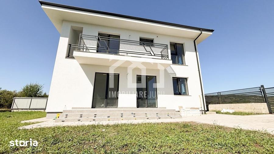 Casă cu 5 camere cu Teren 500 Mp în Jucu
