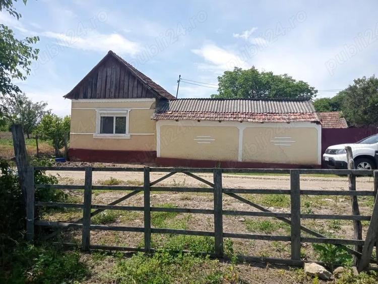Casă cu 4 camere în Almașu Mare