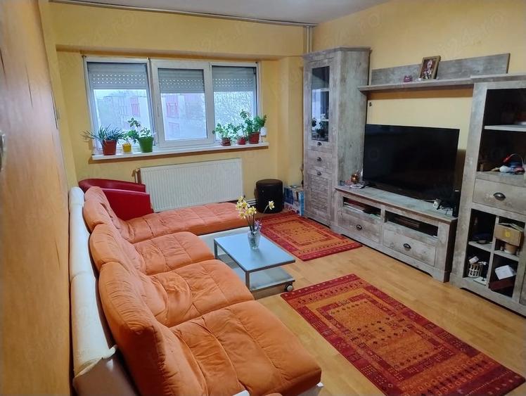 Apartament cu 3 camere decomandat în Viziru 3