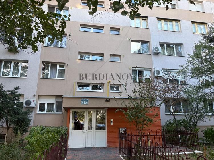 Apartament cu 3 camere semidecomandat în Titan