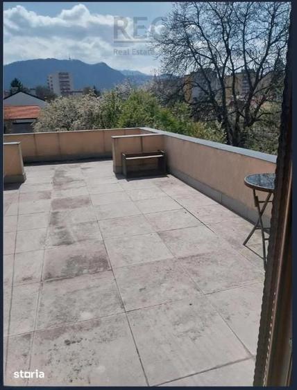 Casă cu 9 camere cu Teren 500 Mp în Central