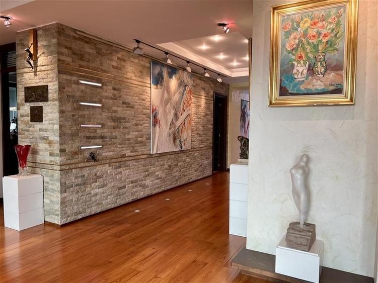 Apartament cu 8 camere decomandat în Herăstrău