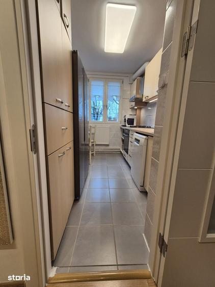 Apartament cu 4 camere decomandat, mobilat în Berceni