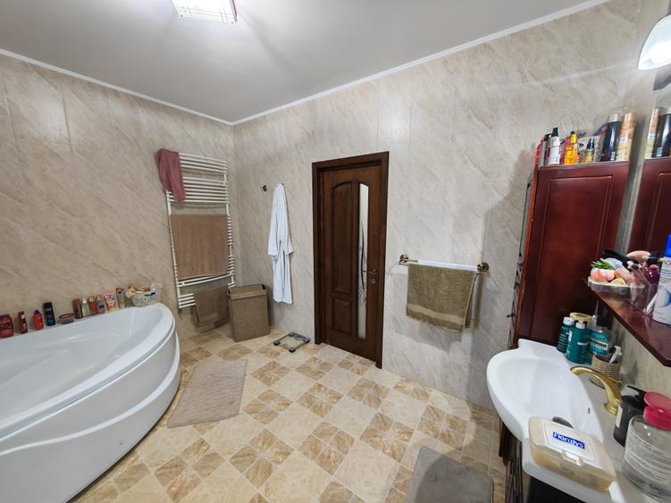 Casă individuală cu 5 camere cu Canalizare în Mihail Kogălniceanu