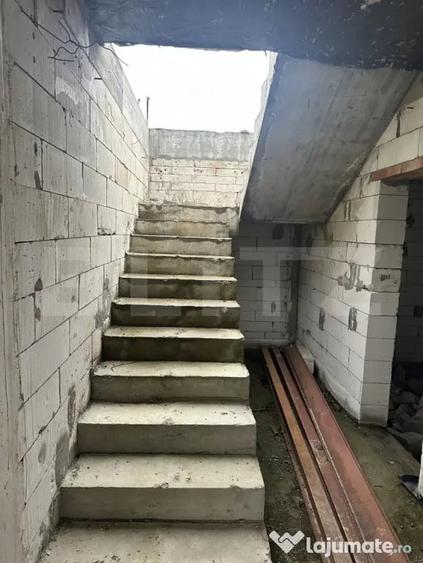 Casă cu 5 camere cu Teren 2400 Mp în Central