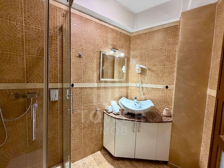 Casă individuală cu 8 camere cu Canalizare în Central