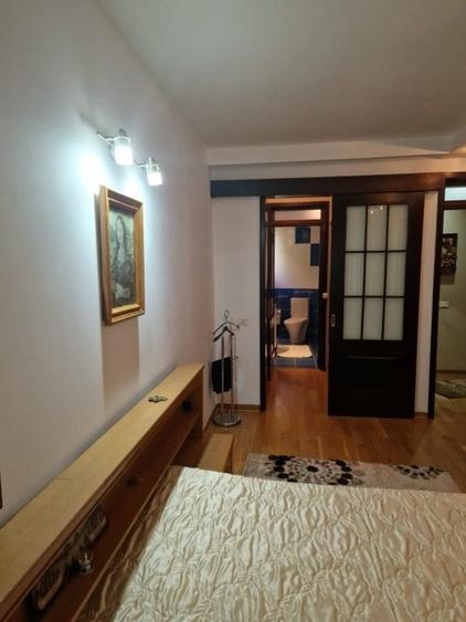 Casă individuală cu 6 camere cu Canalizare în Central