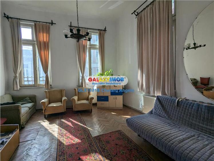 Casă cu 8 camere cu Garaj în Unirii