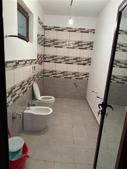Casă individuală cu 4 camere cu Canalizare în Chercea