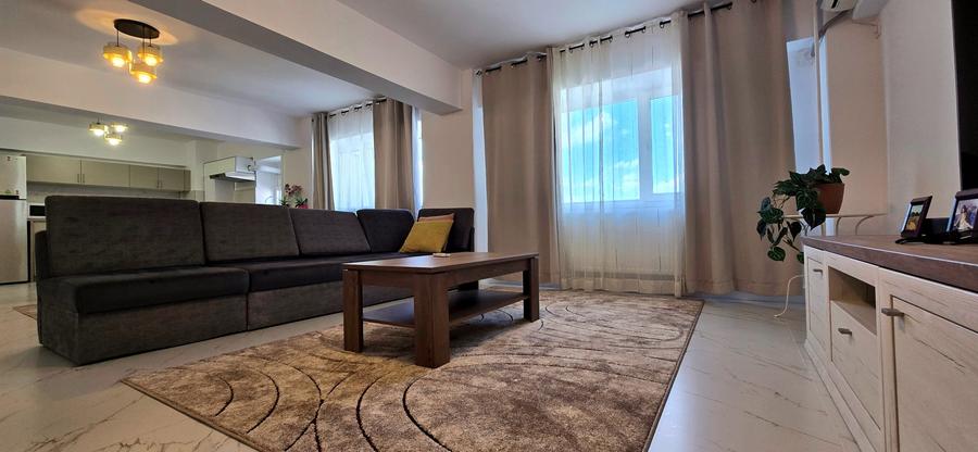 Apartament cu 3 camere semidecomandat în Apărătorii Patriei