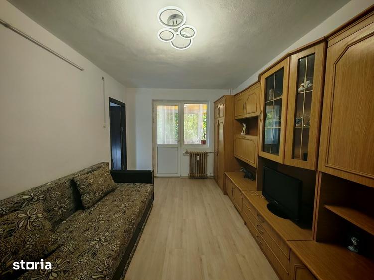 Apartament cu 3 camere semidecomandat în Craiovița Nouă