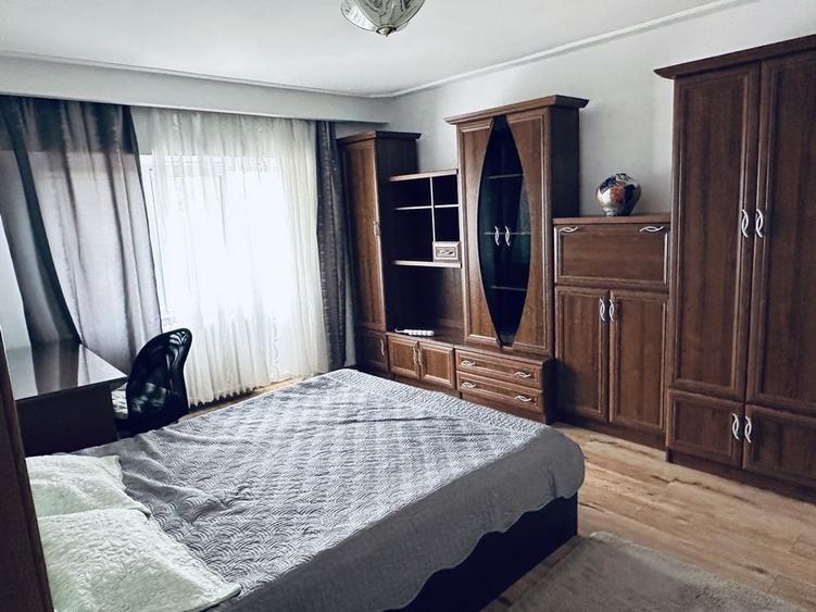 Apartament cu 3 camere decomandat în Independenței